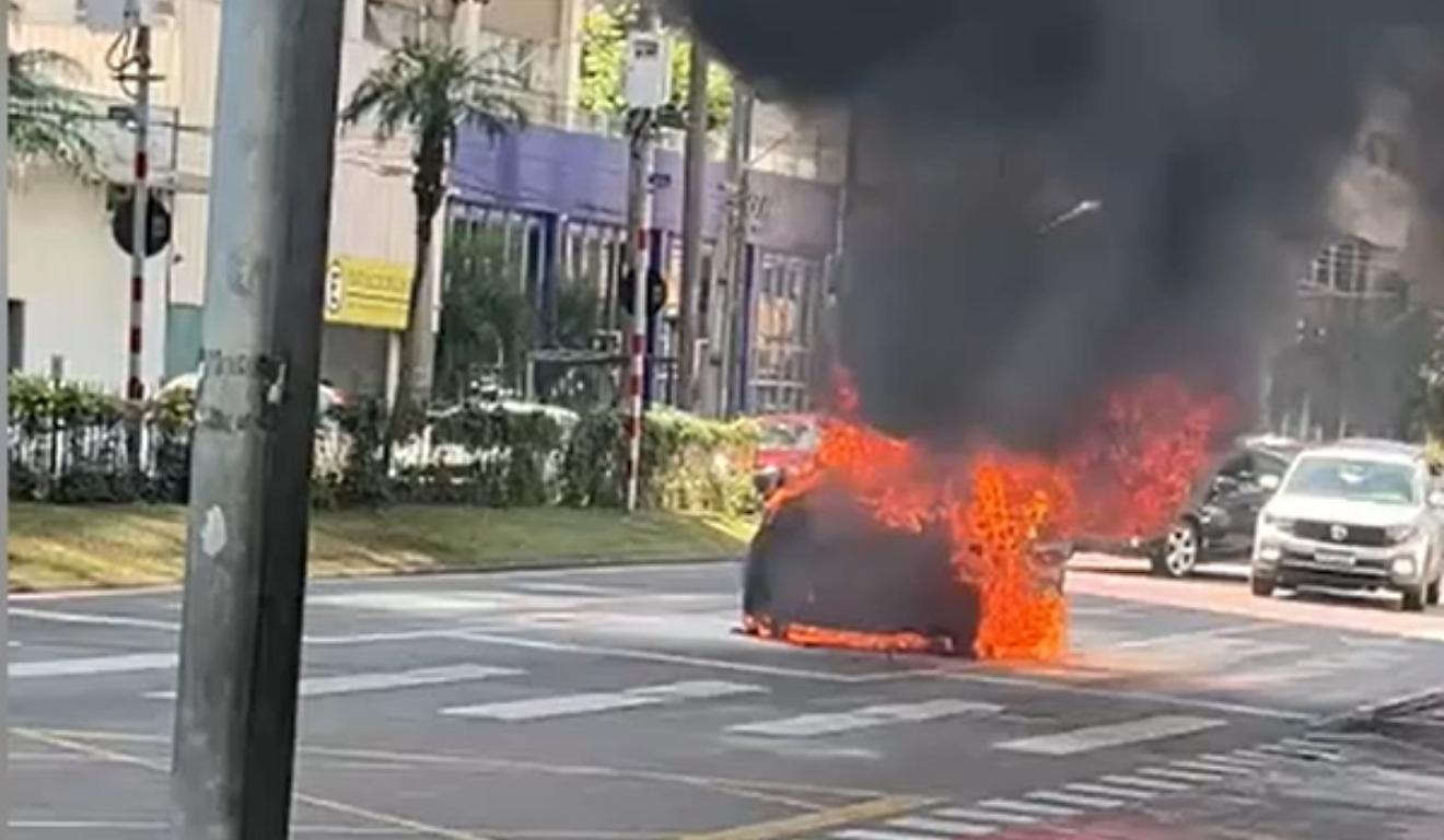 carro pegando fogo no Centro de Curitiba