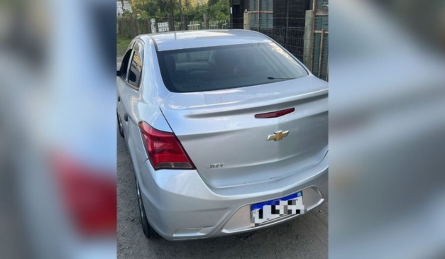 imagem do carro de motorista sequestrada durante corrida entre Itajaí e Penha, em Santa Catarina