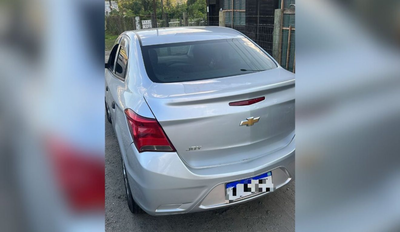 imagem do carro de motorista sequestrada durante corrida entre Itajaí e Penha, em Santa Catarina