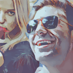 Um casal, ele sorrindp e ela cok olhar sério e com uma rosa a mão.