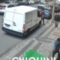 No canto inferior direito imagem de assessor de Renato Freitas agredindo homem