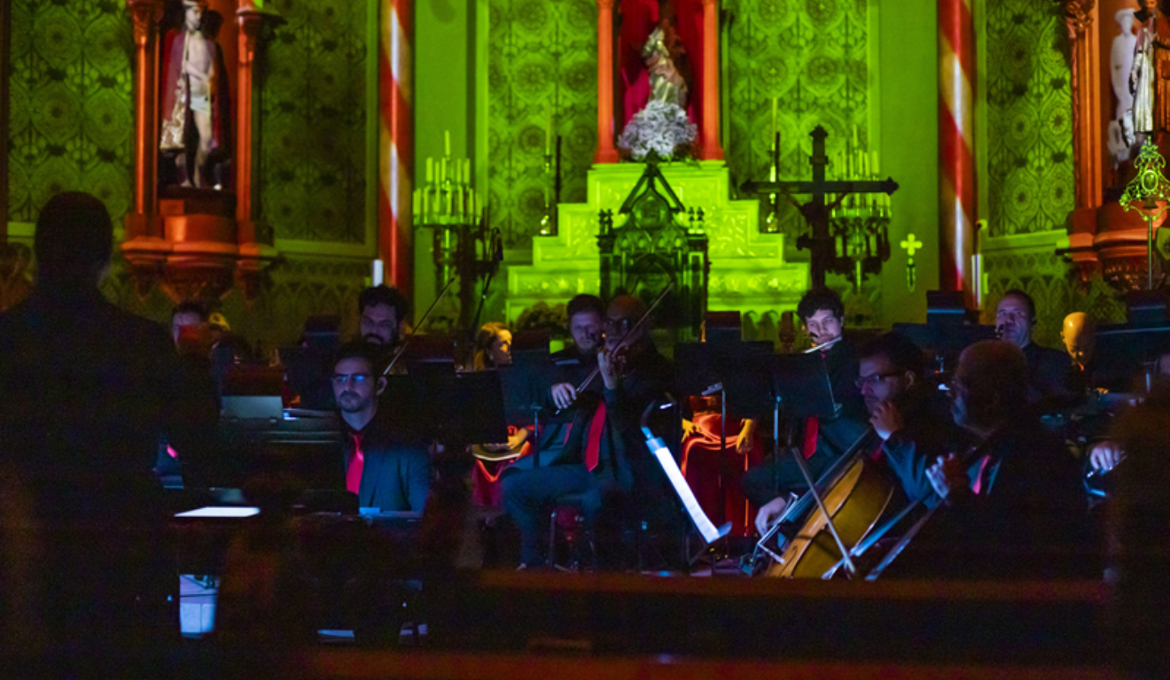 Interior da Catedral de Curitiba durante uma apresentação musical ao vivo para o espetáculo de Natal Catedral de Luz Ademicon.