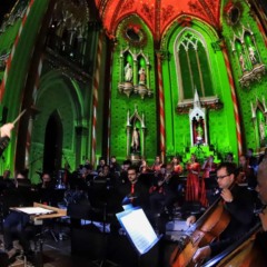 Orquestra toca no interior da Catedral Basílica de Curitiba durante o Natal de Luz 2024.