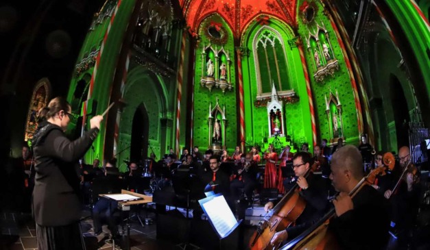 Orquestra toca no interior da Catedral Basílica de Curitiba durante o Natal de Luz 2024.