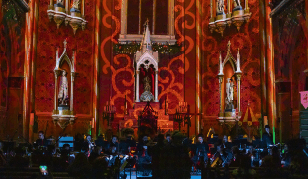 Interior da Catedral de Curitiba, durante espetáculo de Natal Catedral de Luz Ademicon.