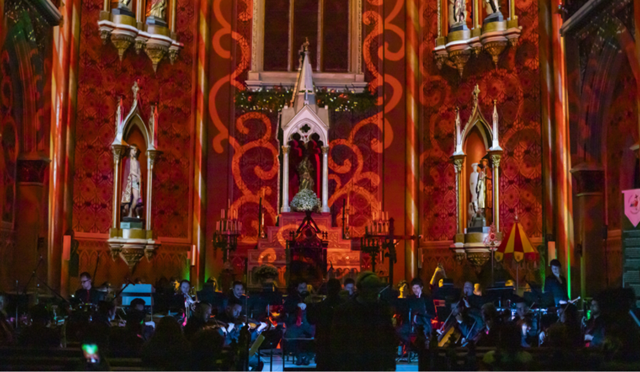 Interior da Catedral de Curitiba, durante espetáculo de Natal Catedral de Luz Ademicon.