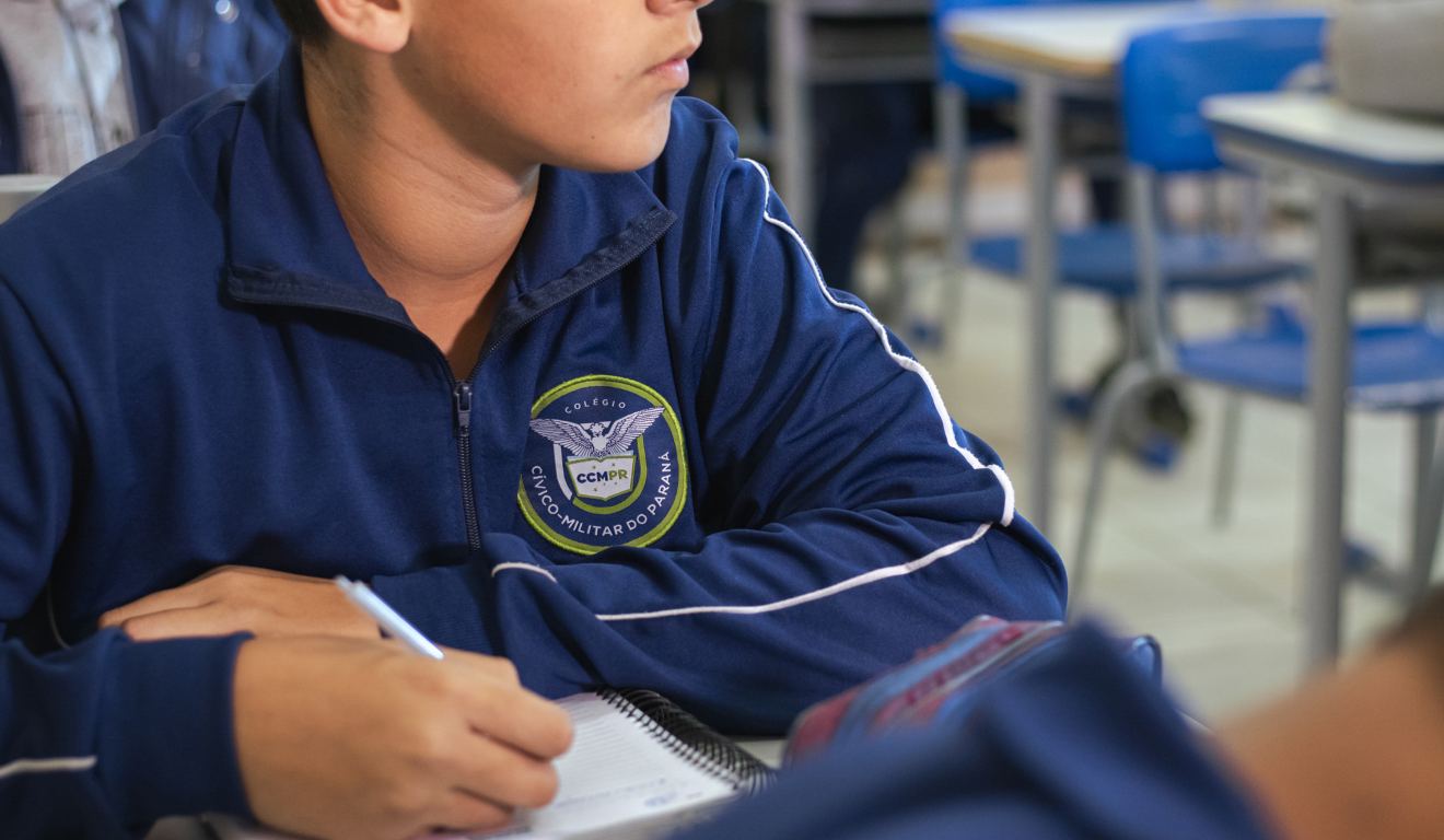 Aluno assista aula em Colégio Cívico-Militar do Paraná