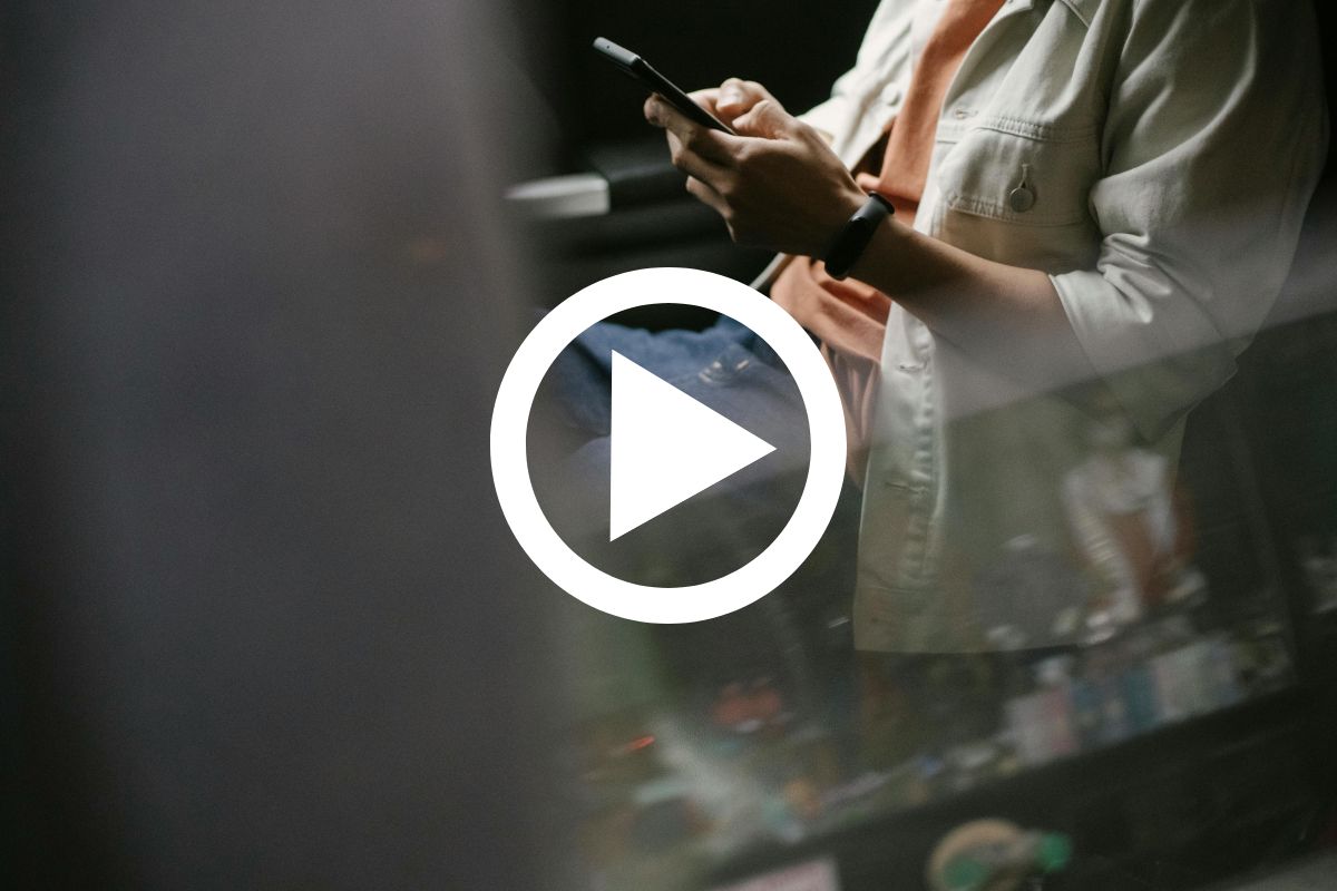 Modo avião é obrigatório durante o voo - Foto: Pexels