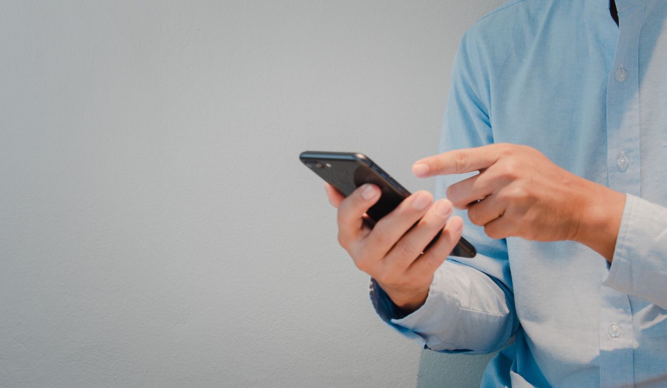 pessoa mexendo no celular para ilustrar black friday em 2025