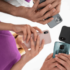 Celulares na Black Friday 2025 por até R$ 2 mil. Na imagem, vemos pessoas segurando diferentes modelos de celular.