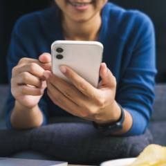 pessoa mexendo no celular para ilustrar black friday em 2025