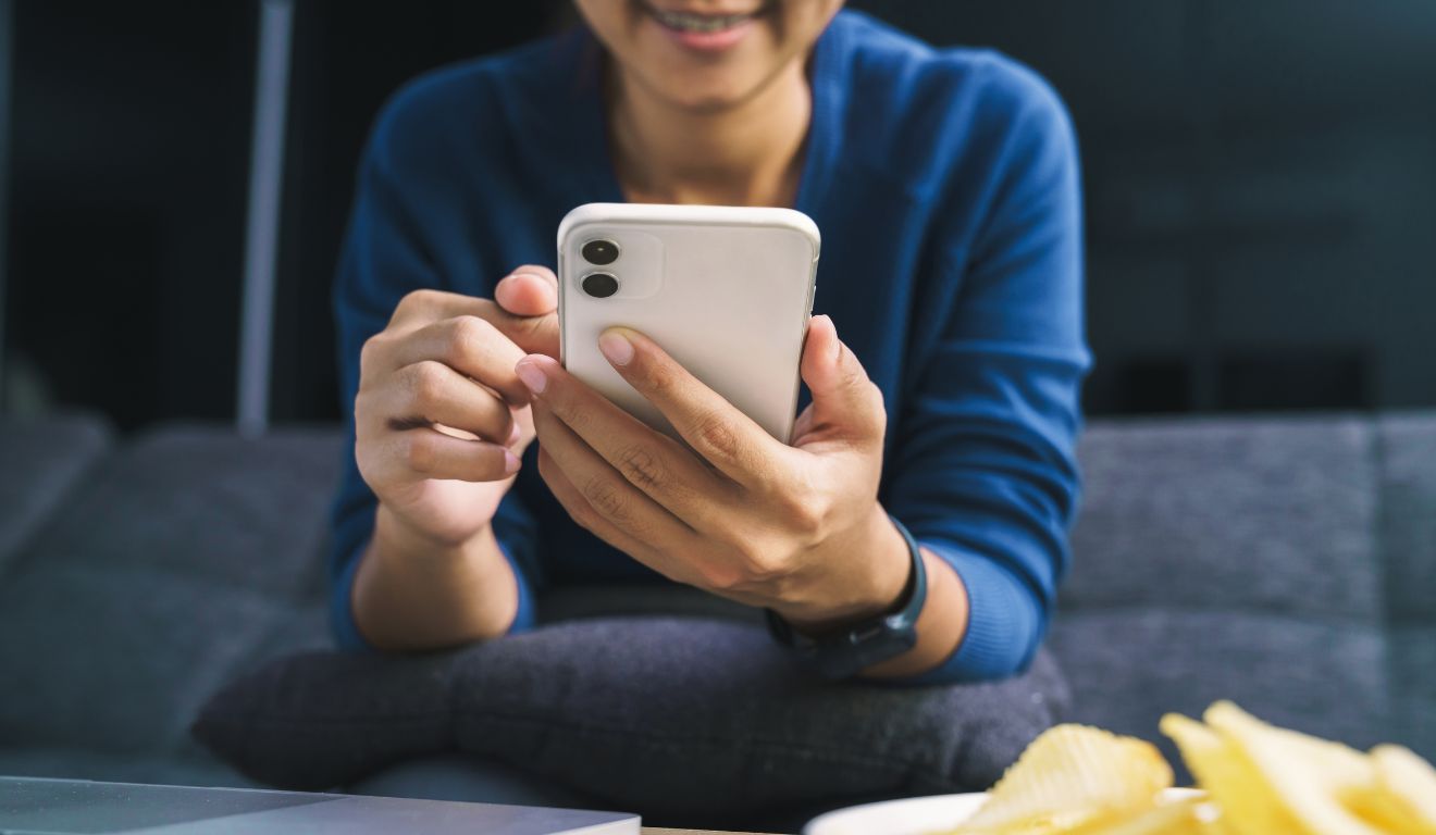 pessoa mexendo no celular para ilustrar black friday em 2025