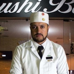 Chef Jimmy Emerson da Silva em frente a um dos restaurantes