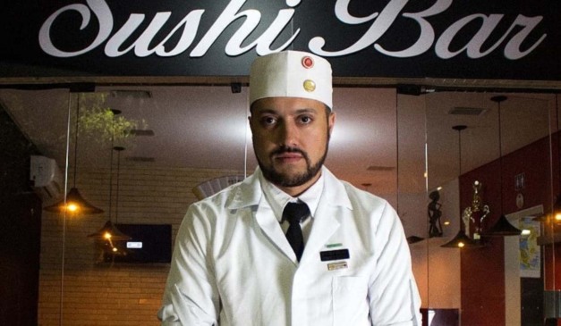 Chef Jimmy Emerson da Silva em frente a um dos restaurantes