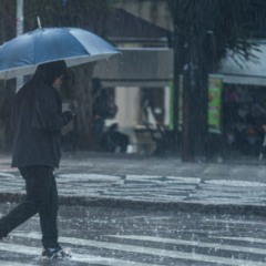 pessoa andando na chuva no paraná