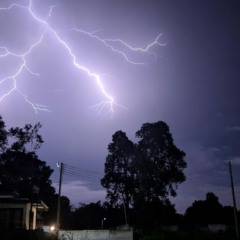foto de relâmpago para ilustrar tempestades causadas por ciclone no paraná