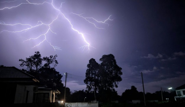 foto de relâmpago para ilustrar tempestades causadas por ciclone no paraná