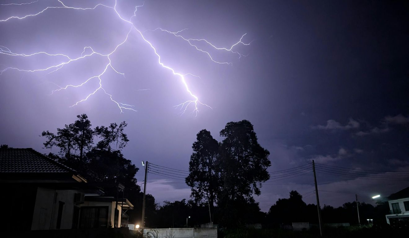 foto de relâmpago para ilustrar tempestades causadas por ciclone no paraná