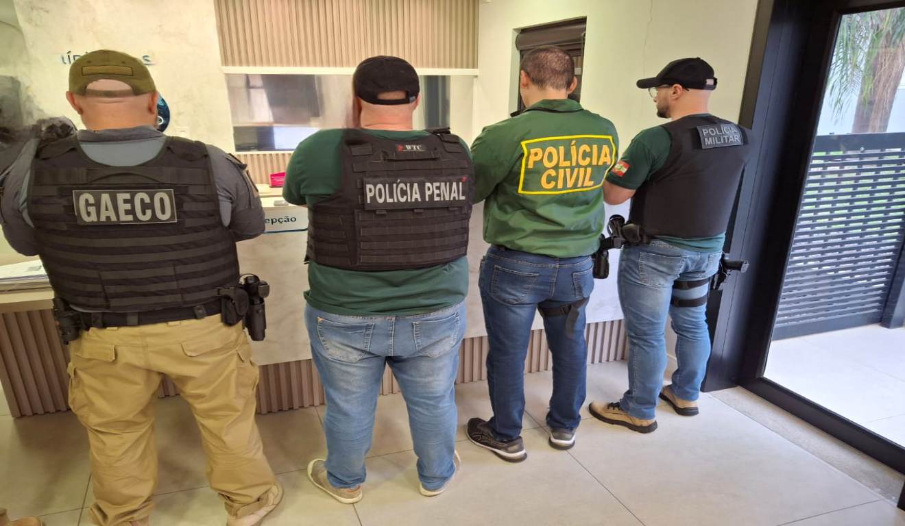 foto com policiais da gaeco, polícia penal polícia civil e polícia militar