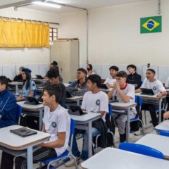 Alunos em sala de aula de um colégio cívico-militar