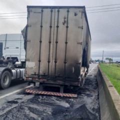 Caminhão incendiado estacionado no acostamento do Contorno Leste