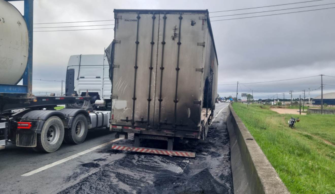 Caminhão incendiado estacionado no acostamento do Contorno Leste