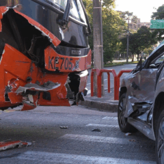 Um motorista fez uma conversão proibida e teve seu carro arrastado em Curitiba. Na imagem, vemos uma foto que mostra tanto a frente do ônibus quanto a lateral do carro danificadas.