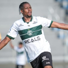 Iury Castilho fez o segundo gol do Coritiba contra o Amazonas.