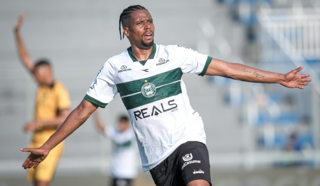 Iury Castilho fez o segundo gol do Coritiba contra o Amazonas.