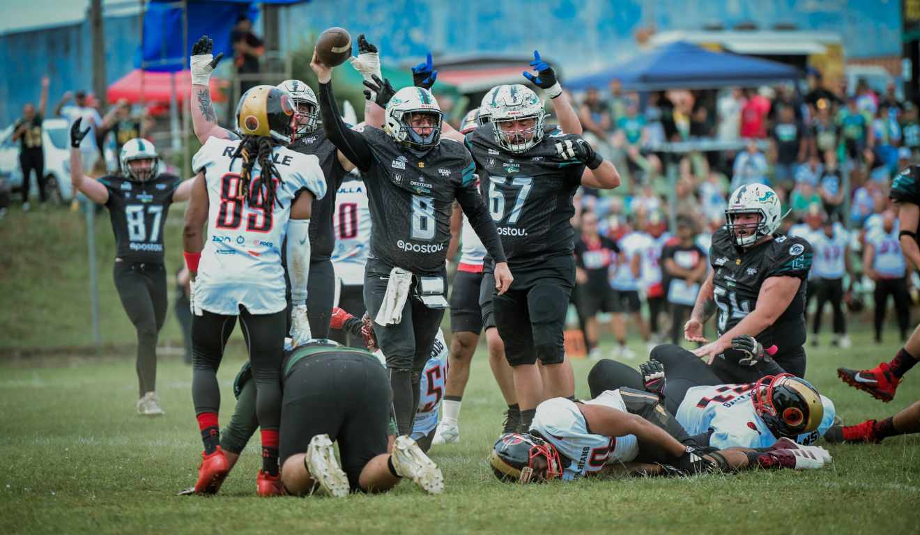 Atletas do Coritiba Crocodiles celebram vitória