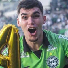 Goleiro Pedro Morisco comemorou o acesso do Coritiba. Falta agora o título.