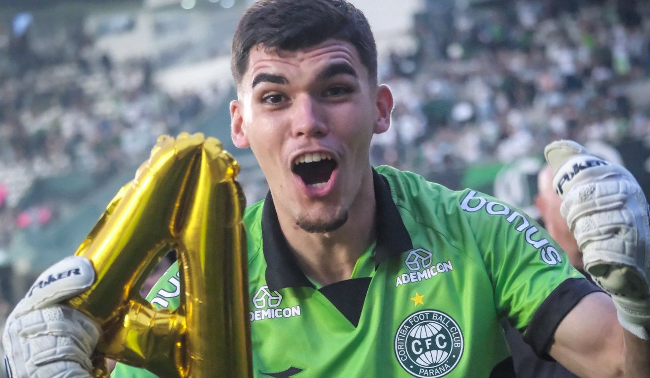 Goleiro Pedro Morisco comemorou o acesso do Coritiba. Falta agora o título.