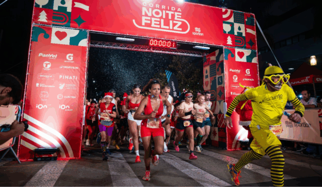 pessoas correndo durante a prova da corrida noite feliz