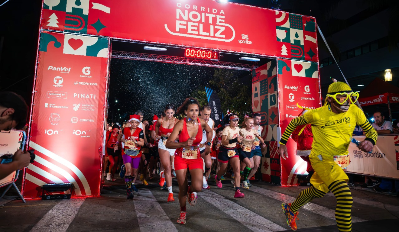 pessoas correndo durante a prova da corrida noite feliz