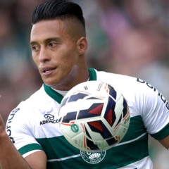 Sebastián Gómez, capitão do Coritiba, em ação contra o Athletic.