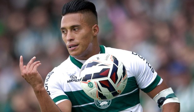 Sebastián Gómez, capitão do Coritiba, em ação contra o Athletic.