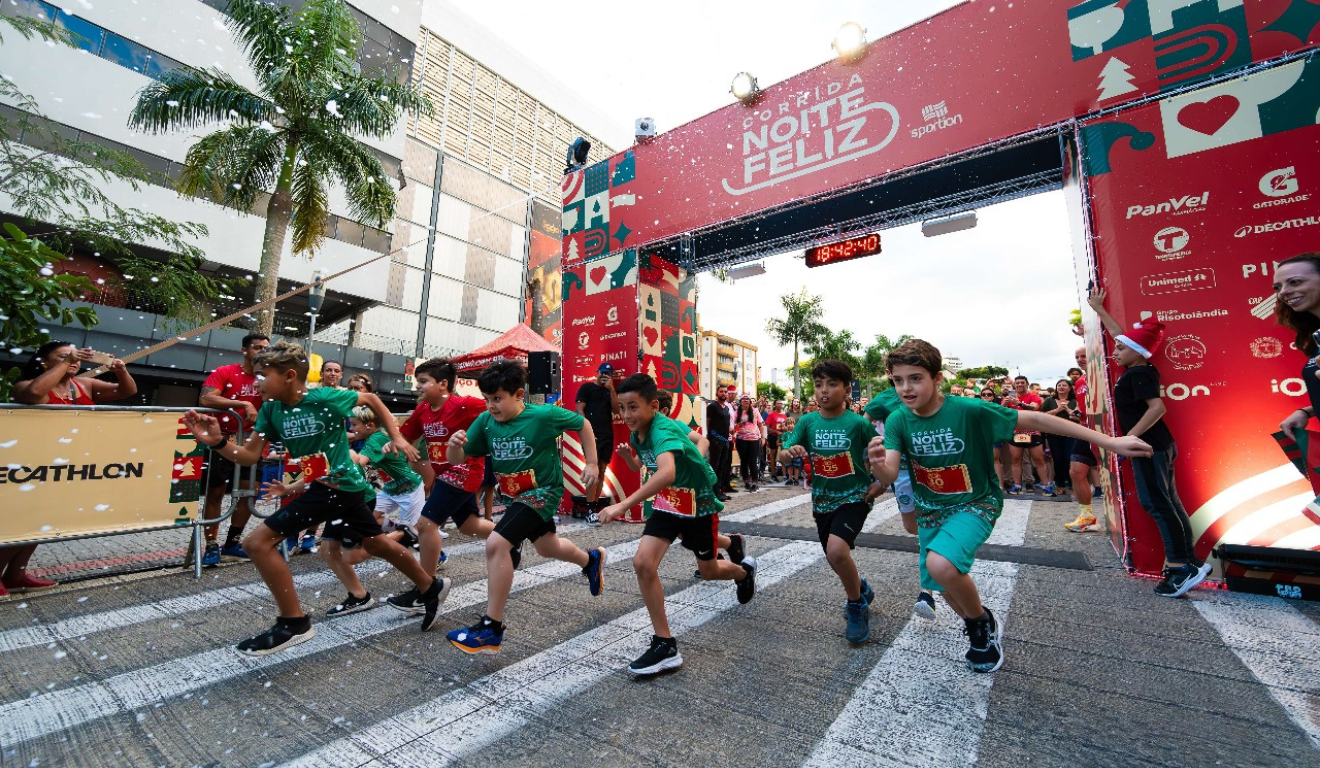 crianças correndo durante a prova da corrida noite feliz