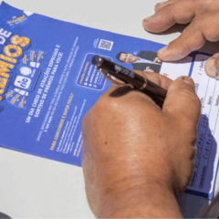 pessoa preenchendo cupom do festival de prêmios