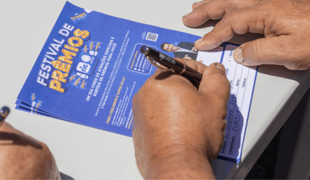 pessoa preenchendo cupom do festival de prêmios