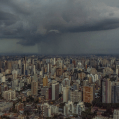 Curitiba pode ter tempestades no fim de semana. Na imagem, vemos uma vista aérea da capital paranaense, com céu nublado e chuvoso.
