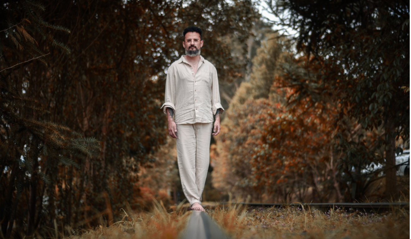 dabliu caminhando no trilho do trem, em foto de divulgação do espetáculo Dabliu Canta Milton: Tudo Será Como Antes