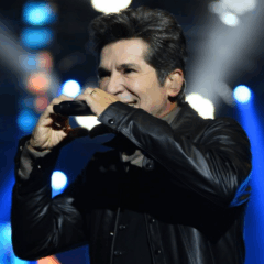 Imagem de Daniel cantando.