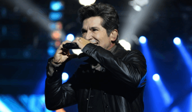 Imagem de Daniel cantando.