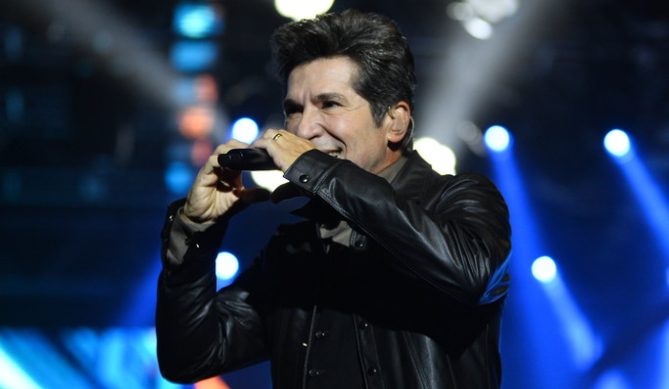 Imagem de Daniel cantando.