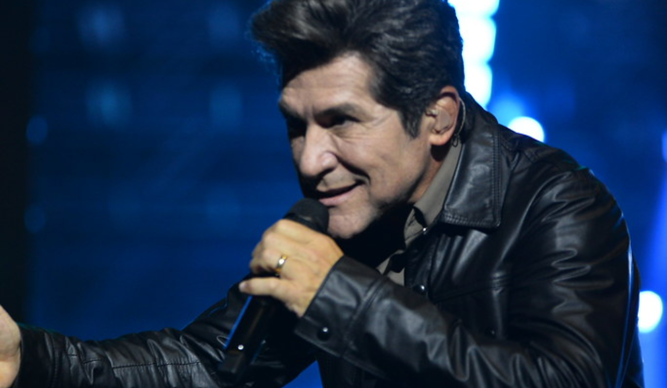 Imagem de Daniel cantando.