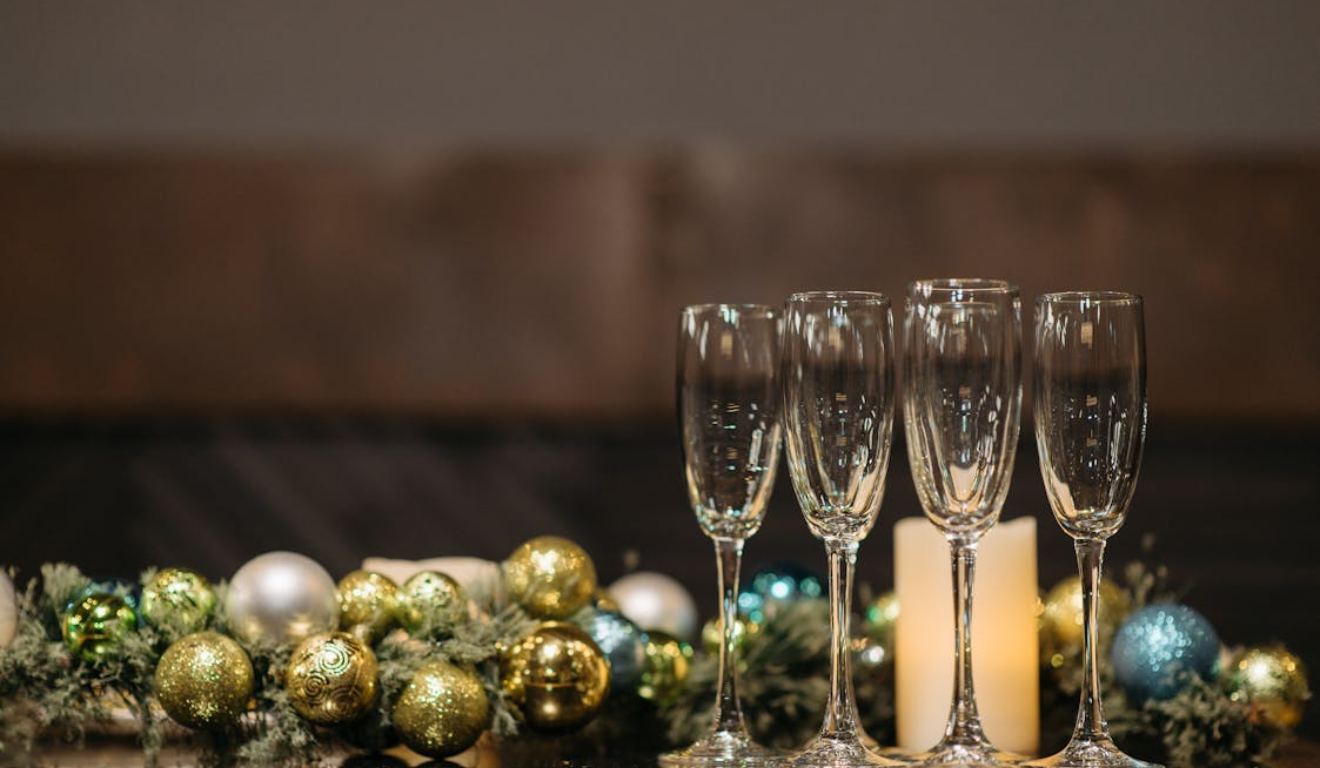 Imagem ilustrativa de uma mesa decorada com dourada para o Ano Novo.