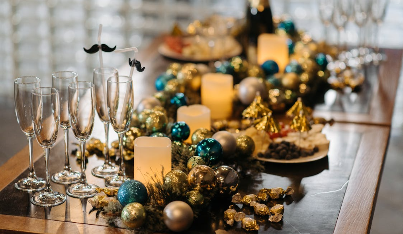 Imagem ilustrativa de uma mesa decorada com dourada para o Ano Novo.