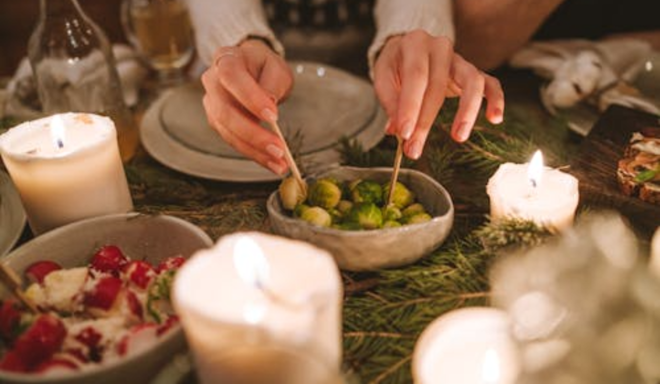 Imagem ilustrativa de uma mesa decorada com dourada para o Ano Novo.