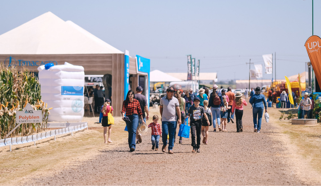 participantes caminhando entre os stands no Dia de Campo da C.Vale