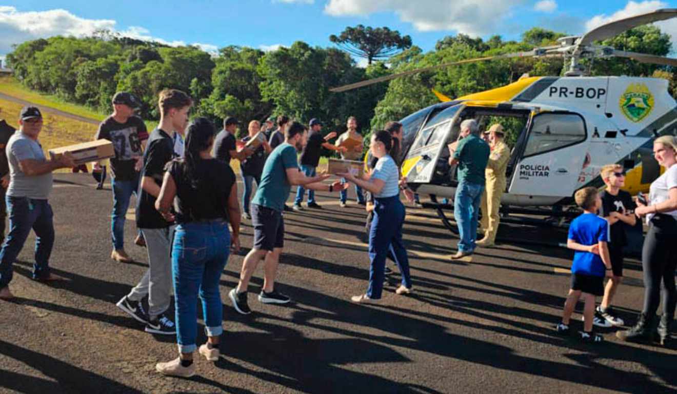 Grupo se mobiliza para receber doações trazidas de helicóptero da PMPR